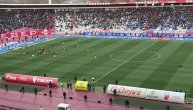 Kalulu leži na terenu na poluvremenu utakmice Zvezda - Partizan