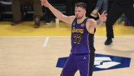 Dončić vatreno bodri saigrače dok Lejkersi gaze Dalas