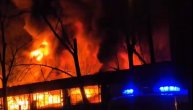 Vatra progutala celu halu, odjekuju detonacije: Gori hala puna eksplozivnih materijala u Novom Sadu