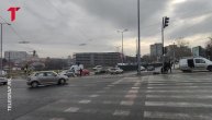 Radnici popravljaju semafor nakon sudara automobila i autobusa u centru Beograda