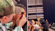 Marija Šerifović poljubila ovog muškarca u usta, svi u čudu! Sedeo je u prvom redu na koncertu