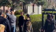 Elena Karaman u javnosti: Došla među Kariće, evo kako se ponela na sahrani bivše svekrve