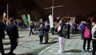 Neverovatan prizor ispred Skupštine: Usred haosa - mini litija protiv 5G i vakcina