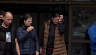 Ljudi uplakani i tužni, traže svoje najmilije: Potresne scene ispred bolnice u Kočanima