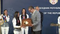 Vučić dobio na poklon ikonu Belog anđela od srpskih šampionki