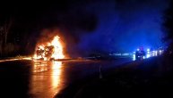 Teška saobraćajka: Automobil gori, dve osobe povređene