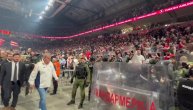 Musa stao kod tunela, pa izgrlio navijača u dresu Zvezde: Neočekivana scena u Areni na kraju meča