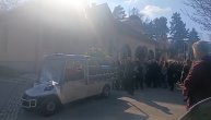 Bolan dan za estradu, sahranjuju muža naše pevačice: Tužna povorka na Centralnom groblju