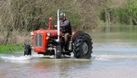 Sava i Drina poplavile njive u Mačvi, selo čuva nasip