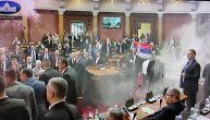 Uživo Haos u Skupštini! Bačene dimne bombe, opozicija zviždi, Brnabić polili vodom
