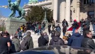 Potpuni haos ispred Skupštine: Građani gađaju zgradu jajima