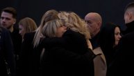Brena nije mogla da zadrži teške suze: Suzana i pevačica u bolnom zagrljaju nakon komemoracije