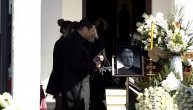 Suze i jecaji porodice, prijatelja i kolega odzvanjaju grobljem: Sahrana Saše Popovića