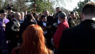 Ispraćen uz pesmu "Svirci moji", Suzana pala na sanduk i ljubila ga: Sahranjen Saša Popović