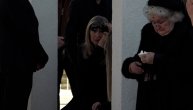 Suzana Jovanović i Sašina sestra slomljene od bola brisu suze na sahrani