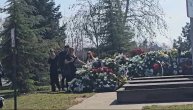 Popovićev grob skoro pa "zatrpan" cvećem: Suzana u suzama