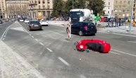 Oboren vozač motora ispred Skupštine: Hitna ukazuje pomoć na licu mesta