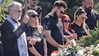 Porodica Saše Popovića stigla na groblje kako bi mu odala pomen