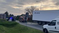 Dvoje stradalih u udesu kod Čelareva: Kamion probio zaštitnu ogradu, vozilo uništeno