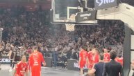 Obradović izašao na parket protiv Zvezde, pa se poklanjao Grobarima zbog aplauza
