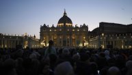 Vernici odaju poslednju poštu papi Franji pre sahrane u subotu