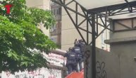 Čovek preti da će se ubiti, policija opkolila ceo kvart: Dramatični snimci iz Rakovice