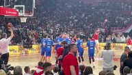 Navijači Zvezde dočekali košarkaše Efesa zanimljivom pesmom pre početka utakmice