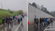 Srbi s KiM i po kiši snegu pešače za Beograd da podrže svoju državu Srbiju i predsednika Vučića