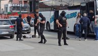 Sa tri kila droge nonšalantno seo u autobus: Filmsko hapšenje usred bela dana u Novom Pazaru