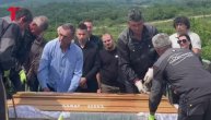Sahranjen Damir Dokić: Mali krug ljudi oprostio se od njega na groblju u Vrdniku