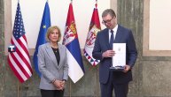 Predsednik Vučić uručio kongresmenki Teni Orden srpske zastave prvog stepena