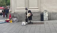 Ulični svirač bez glave pravi šou u centru Minhena uz Đurđevdan