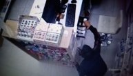 Radnica spazila lopova, skočila da ga spreči, nastala drama: Snimak krađe u pet-šopu na Voždovcu