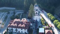 Vernici se okupili se ispred manastira Tumane: Prisustvuju presvlačenju moštiju Svetog Zosima