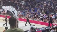 Prekinut meč Partizan - FMP zbog navijača, sudije napuštaju teren