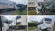 Stravičan sudar kamiona i autobusa: Delovi vozila razbacani po putu, autobus izmestio trotoar