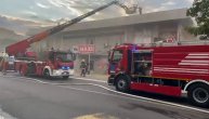 Vatra zahvatila objekat u kome se nalazi "Maksi": Veliki požar u Mirijevu
