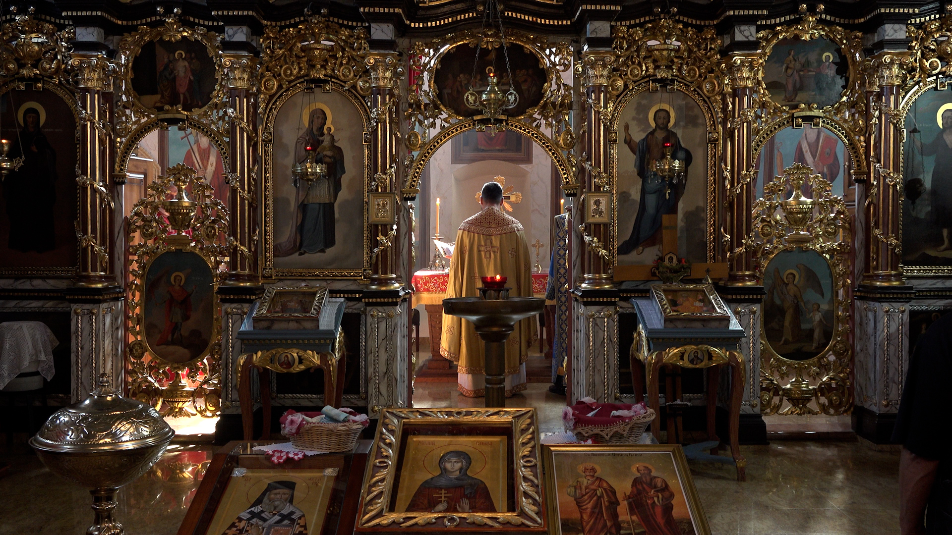 Otac Strahinja Golijan posle liturgije razgovara sa Surčincima: U ...