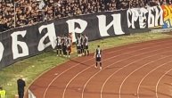 Fudbaleri Partizana otrčali do južne tribine pre početka durogo poluvremena sa AEK-om