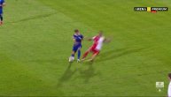Fudbaler Vojvodine dobio crveni karton pa se svađao sa sudijom