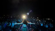 Milica pevala na kiši, pred 10.000 ljudi pala na kolena: Mokra do gole kože, ali ne prekida koncert