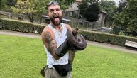 "Malo smo se rvali!" Veljko Ražnatović uhvatio zmiju, objavom šokirao sve