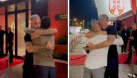 Marko Arnautović se pozdravlja sa sinom i bratom Siniše Mihajlovića