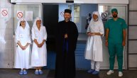 Da li ste znali da u bolnicama KCS rade pravoslavni volonteri? Njihova reč i dodir plene dušu