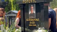 Šest meseci od smrti Saše Popovića: Pomen na Novom groblju, na spomeniku ogroman venac sa ružama