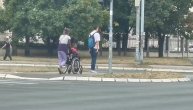 Strašna scena na Novom Beogradu: Žena sa detetom u kolicima zaustavila saobraćaj