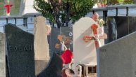 Nepoznati čovek i žena stigli na grob Marine Tucaković: Pogledajte šta su odmah počeli da rade