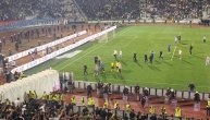 Vladan Milojević gađan flašama na kraju 177. večitog derbija