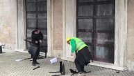 Demonstranti lome stolice ispred Ramine kancelarije