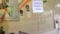 Tirana, poruke na izlozima radnji - Mi smo sa vama